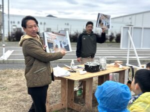 昨年の塗装イベントの様子。カワウチケンチク代表と伊藤塗装代表が講師として、子ども達に家づくりについて解説。