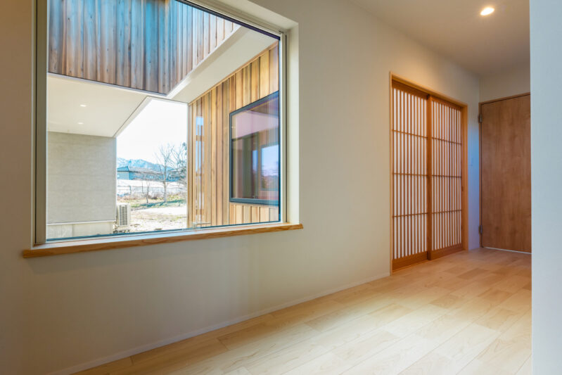 閉じて、ひらく中庭の平屋。 2