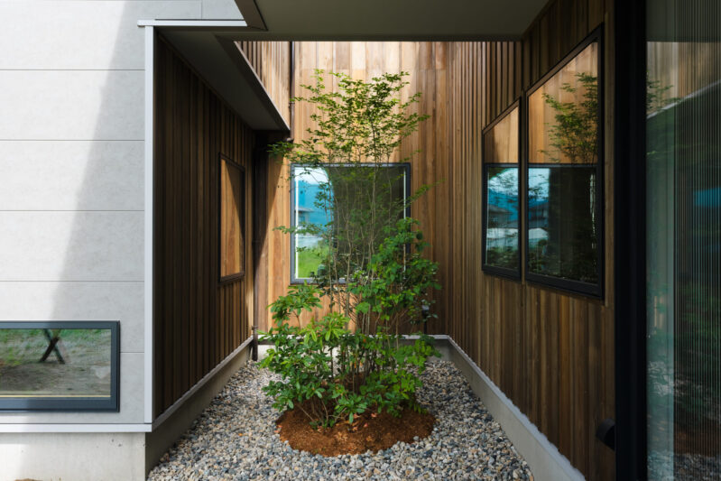 閉じて、ひらく中庭の平屋。 2