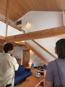 モデルハウス見学_吹き抜けのリビング