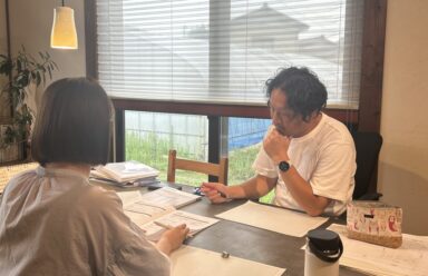 インターン生受け入れ。 建築を学ぶ学生に、代表から建築の面白さや奥深さを指導。