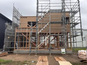 上棟を終え、これから完成へ向けて工事が進んでいく住まい