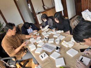 看板の文字は事前に、カワウチケンチクとミライエのスタッフが手ずから塗ったパーツを使いました。
